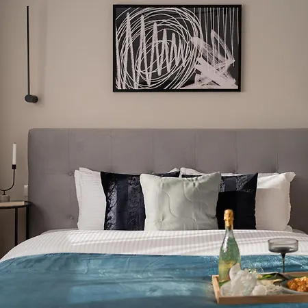 Vibrant & Spacious 3br Lofts On Amzei Square Apartment *