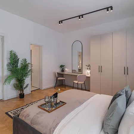 Vibrant & Spacious 3br Lofts On Amzei Square Apartment